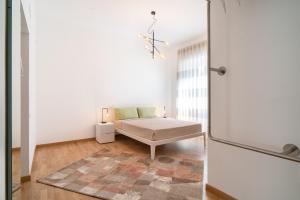 a white room with a bed and a window at L'isola che c'è - Appartamento in Cagliari