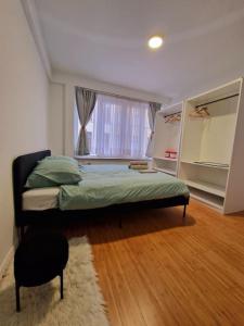 Schlafzimmer mit einem Bett und einem Fenster in der Unterkunft Le cocon du midi - Appartement Cosy in Brüssel