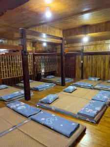 Pokój z kilkoma łóżkami w obiekcie HKT Homestay w mieście Làng Xa
