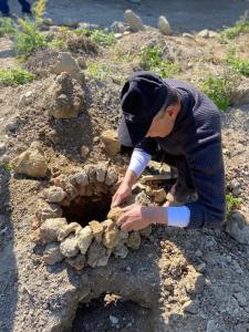 un hombre está cavando un agujero en el suelo en 林中林民宿 en Chien-shan