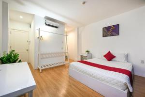 a bedroom with a large bed with a red pillow at PHÚ GIA BÙI VIỆN HOTEl in Ho Chi Minh City