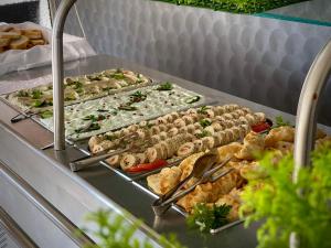 un buffet proposant de nombreux types de plats différents dans l'établissement Voila Mamaia, à Mamaia