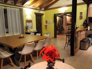 een eetkamer met een tafel en een kerstboom bij Casa Entre Hoces810paxJardín y barbacoa in Fuentemizarra