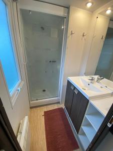 Vannituba majutusasutuses camping équipé Mobil home proche Mer 3 chambres TV piscine chauffée