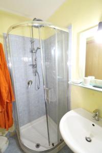 La salle de bains est pourvue d'une douche et d'un lavabo. dans l'établissement Quadrilocale Tanca Manna, à Cannigione