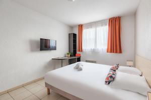 um quarto com uma cama branca e uma televisão em Appart'City Classic Marseille Aéroport - Vitrolles em Vitrolles