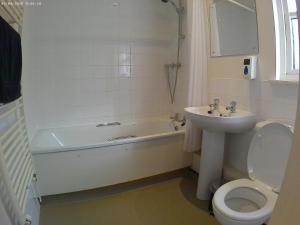 Bathroom sa Glenuig Inn
