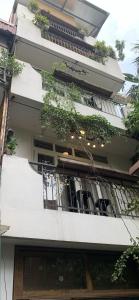 - un bâtiment avec un balcon orné de plantes dans l'établissement HIDDEN GEM*HEART of THE OLD QUARTER*5BR*FULL HOUSE, à Hanoï