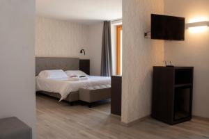 A bed or beds in a room at Hotel Belvedere Wellness&SPA