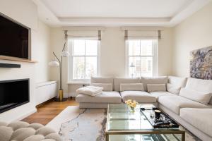 uma sala de estar com um sofá e uma mesa em Light-filled Chelsea Duplex em Londres
