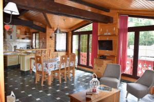 Una cocina y un comedor con mesa y sillas. en Maison de style chalet individuelle Le Rouge Feigne à La Bresse, en La Bresse 18 fotos más