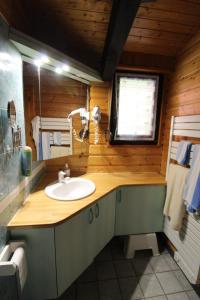baño con lavabo en una cabaña de madera en Maison de style chalet individuelle Le Rouge Feigne à La Bresse, en La Bresse