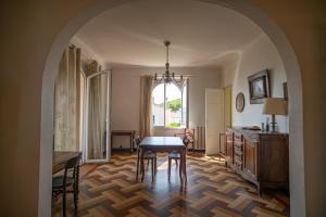 una sala da pranzo con tavolo e finestra di GuestReady - A Mediterranean chic escape a Antibes