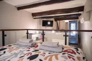 um quarto com uma cama com duas toalhas em GuestReady - Charming Retreat in Antibes em Antibes