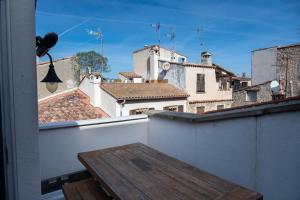 einen Balkon mit Stadtblick in der Unterkunft GuestReady - Charming Retreat in Antibes in Antibes