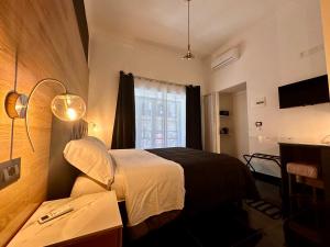 een hotelkamer met een bed en een raam bij Elegance Rooms Spaccanapoli in Napels