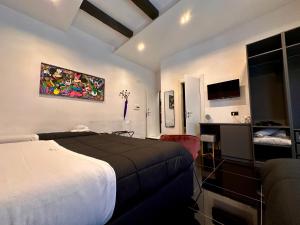 een hotelkamer met een bed en een bureau bij Elegance Rooms Spaccanapoli in Napels