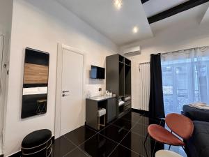 een kleine kamer met een bed en een tafel en stoelen bij Elegance Rooms Spaccanapoli in Napels