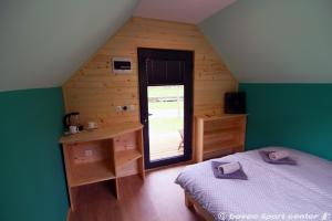 una camera con letto, scrivania e finestra di Base camp - Glamping resort Bovec a Bovec