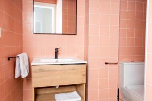 A bathroom at Apartamentos Turísticos Plaza del Rey by CartagenaSpain