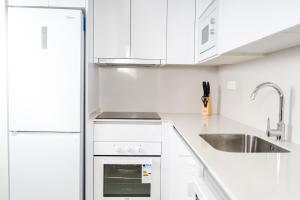 A kitchen or kitchenette at Apartamentos Turísticos Plaza del Rey by CartagenaSpain