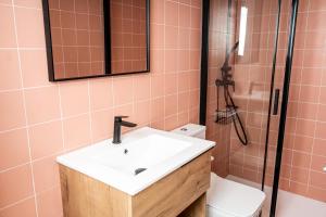 A bathroom at Apartamentos Turísticos Plaza del Rey by CartagenaSpain