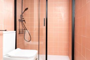 A bathroom at Apartamentos Turísticos Plaza del Rey by CartagenaSpain