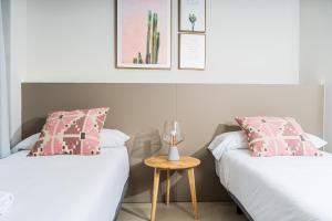 A bed or beds in a room at Apartamentos Turísticos Plaza del Rey by CartagenaSpain