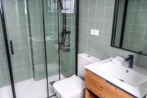 A bathroom at Apartamentos Turísticos Plaza del Rey by CartagenaSpain