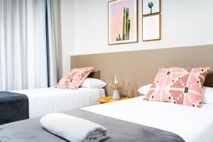 um quarto com duas camas e uma janela em Apartamentos Turísticos Plaza del Rey em Cartagena