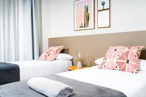 A bed or beds in a room at Apartamentos Turísticos Plaza del Rey by CartagenaSpain