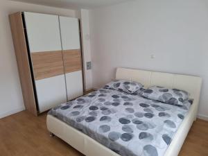 1 dormitorio con 1 cama y vestidor en Apartmani Ivana, en Prozor