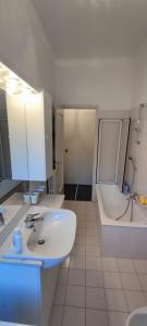 een badkamer met een wastafel, een bad, een toilet en een wastafel bij Il Pino in Rapallo