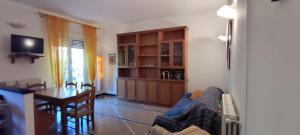 een woonkamer met een bank en een eetkamer bij Il Pino in Rapallo