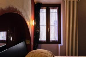 Un pat sau paturi într-o cameră la Rifugio Guglielmini Centrale