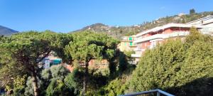 een gebouw aan de zijkant van een heuvel met bomen bij Il Pino in Rapallo