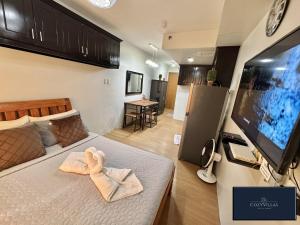 ein Zimmer mit einem Bett und einem Handtuch darauf in der Unterkunft CozyVilla at Pine Suites Tagaytay 2BR or Studio with FREE PARKING in Tagaytay