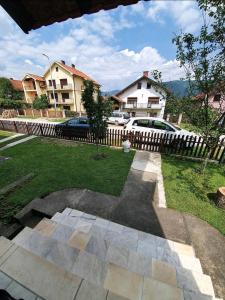 a backyard with a fence and a yard with grass at Apartments D&S Bajina Basta with barbicue in Bajina Bašta