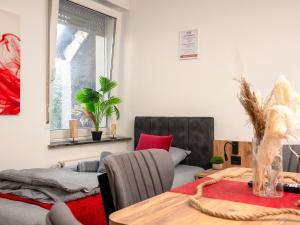 a living room with a table and a couch at Serviceroom24 - Apartment 4 in Herten WLAN - Smart-TV - 24-7 Check-in und Küche in Herten