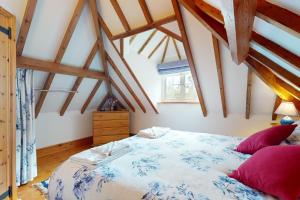 1 dormitorio con cama y techo de madera en Little Hanger Porlock en Porlock