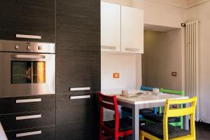 a small kitchen with a table and chairs at Rifugio Guglielmini Centrale in Domodossola