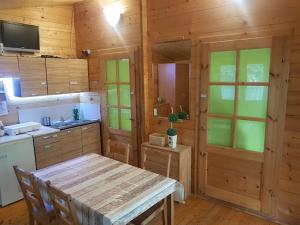 Kuchyňa alebo kuchynka v ubytovaní Agroturystyka Gawra Chorzępowo Sieraków Puszcza Notecka