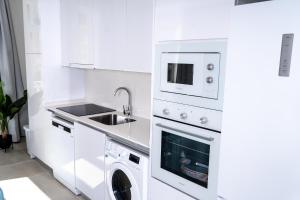 A kitchen or kitchenette at Apartamentos Turísticos Plaza del Rey by CartagenaSpain