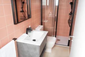A bathroom at Apartamentos Turísticos Plaza del Rey by CartagenaSpain