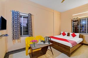 une chambre d'hôtel avec un lit, une table et une fenêtre dans l'établissement Flagship Crown Tower, à Kolkata