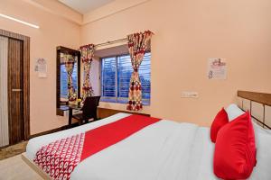 - une chambre avec un lit, un bureau et une fenêtre dans l'établissement Flagship Crown Tower, à Kolkata