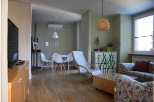 sala de estar con sofá y mesa en Sunny Center Apartment, en Skopje