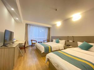 北京市にあるBeijing RJ Brown City Center Hotelのベッド2台、薄型テレビが備わるホテルルームです。