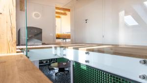 eine Küche mit weißen Schränken und grünen Fliesen auf der Theke in der Unterkunft Vila Vrba in Žirovnica + 14 Fotos