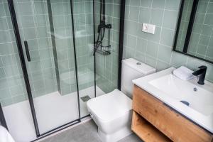A bathroom at Apartamentos Turísticos Plaza del Rey by CartagenaSpain